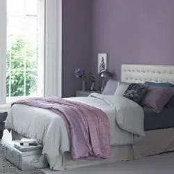 Purple and gray in the bedroom interior