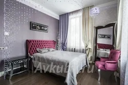 Фиолетовый и серый в интерьере спальни