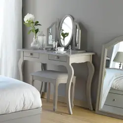 Дизайн спальни с туалетным столиком у кровати