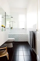 Bath design with dark tiles on the floor