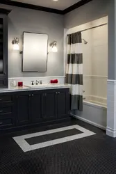 Bath design with dark tiles on the floor