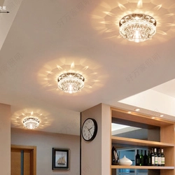 Натяжной потолок с точечными светильниками и люстрой в гостиной фото