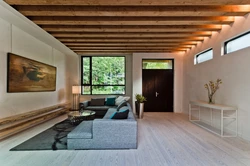 Интерьер квартиры с деревянным потолком