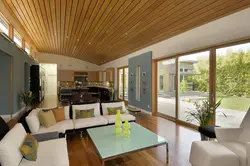 Интерьер квартиры с деревянным потолком