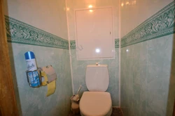 Pvc panelləri olan bir mənzildə tualetin dizaynı