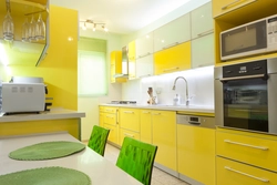 Кухня зелено желтого интерьера
