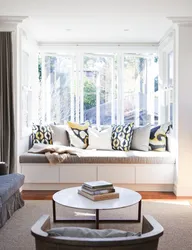 Дизайн гостиной с диваном у окна