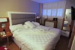 Как лучше поставить кровать в спальне фото