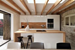 Потолок на кухню рейками фото