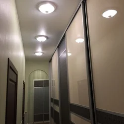 Дизайн потолков натяжных с освещением в прихожей