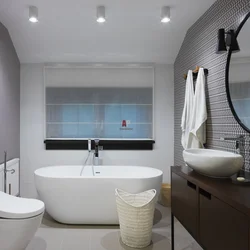 Интерьер ванны с отдельно стоящей ванной