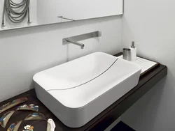 Үстел үсті раковинасы бар ванна бөлмесінің дизайны