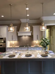 Фото кухни в доме с люстрой