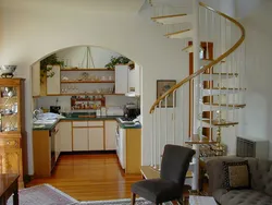 Интерьер кухни гостиной с лестницей на второй