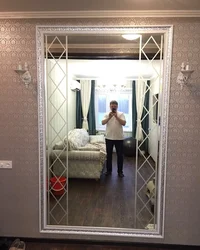 Зеркало в прихожей на всю стену интерьер