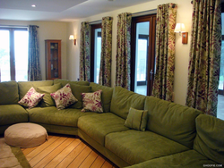 Серо зеленый диван в интерьере гостиной