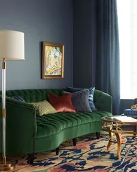 Серо зеленый диван в интерьере гостиной