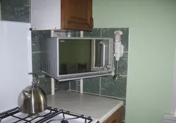 Как можно повесить микроволновку на кухне фото