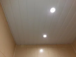 Пластик на потолок в ванной фото