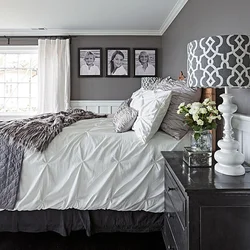 Light gray wallpaper in the bedroom interior