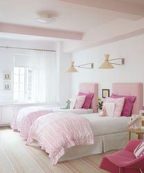 Нежно розовая спальня фото