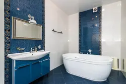 Ванна с синей мебелью фото
