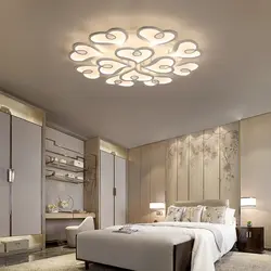 Yataq otağının fotoşəkilində asma tavanda işıq lampalarının dizaynı