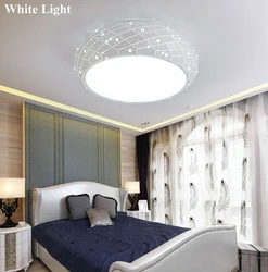 Yataq otağının fotoşəkilində asma tavanda işıq lampalarının dizaynı