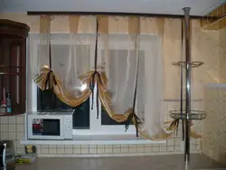 Дызайн кухні з яркімі шторамі