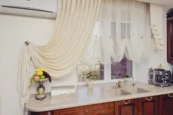 Дызайн кухні з яркімі шторамі