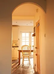 Doorway to kitchen without door design