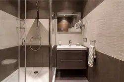Duş və tualet fotoşəkili olan kiçik bir hamamın dizaynı