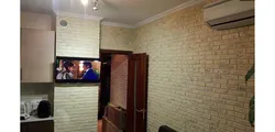 Интерьер кухни с кирпичиками на стене