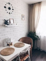 Интерьер кухни с кирпичиками на стене