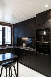 Современный дизайн кухни черного цвета