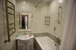 Панельдік үй фотосуретіндегі стандартты ванна бөлмесі