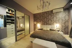 Дизайн гардеробной в спальне с раздвижными дверями