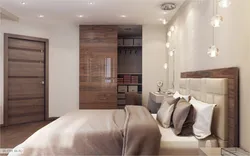 Дызайн гардэробнай у спальні з рассоўнымі дзвярыма