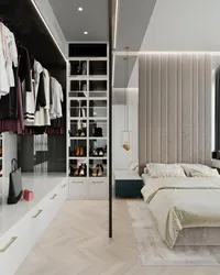 Дизайн гардеробной в спальне с раздвижными дверями