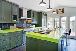 Столешница к зеленой кухне фото