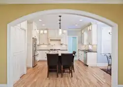 Арки в интерьере гостиной с кухней фото
