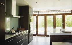 Дизайн кухни с террасой дверью