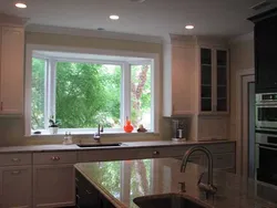 Кухня с мойкой у окна в доме интерьер