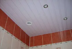 Фото дизайн ванной комнаты пластиковый потолок