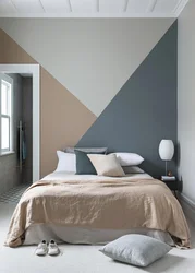 Фота спальні з пафарбаванымі