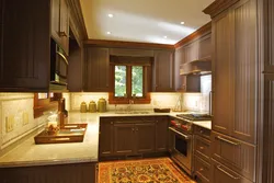 Интерьер кухни с коричневыми фасадами
