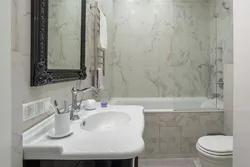Мәрмәр плиткадағы шағын ванна фотосуреті