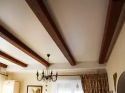Деревянная балка в интерьере гостиной
