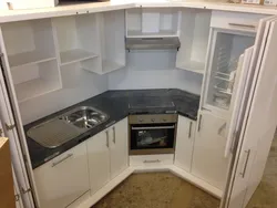 Угловая кухня в углу холодильник фото