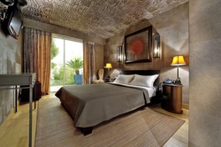 Современный интерьер спальни с коричневой мебелью